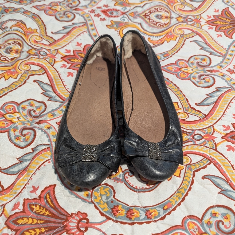 UGG Black Flats with Bow Accent